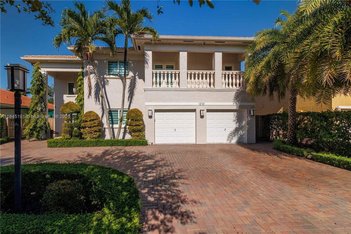 Attached, Exterior, Facade, Mediterranean