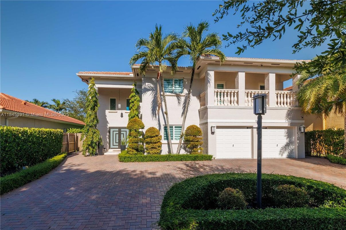 Attached, Exterior, Facade, Mediterranean