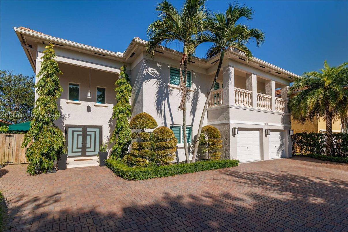 Attached, Exterior, Facade, Modern