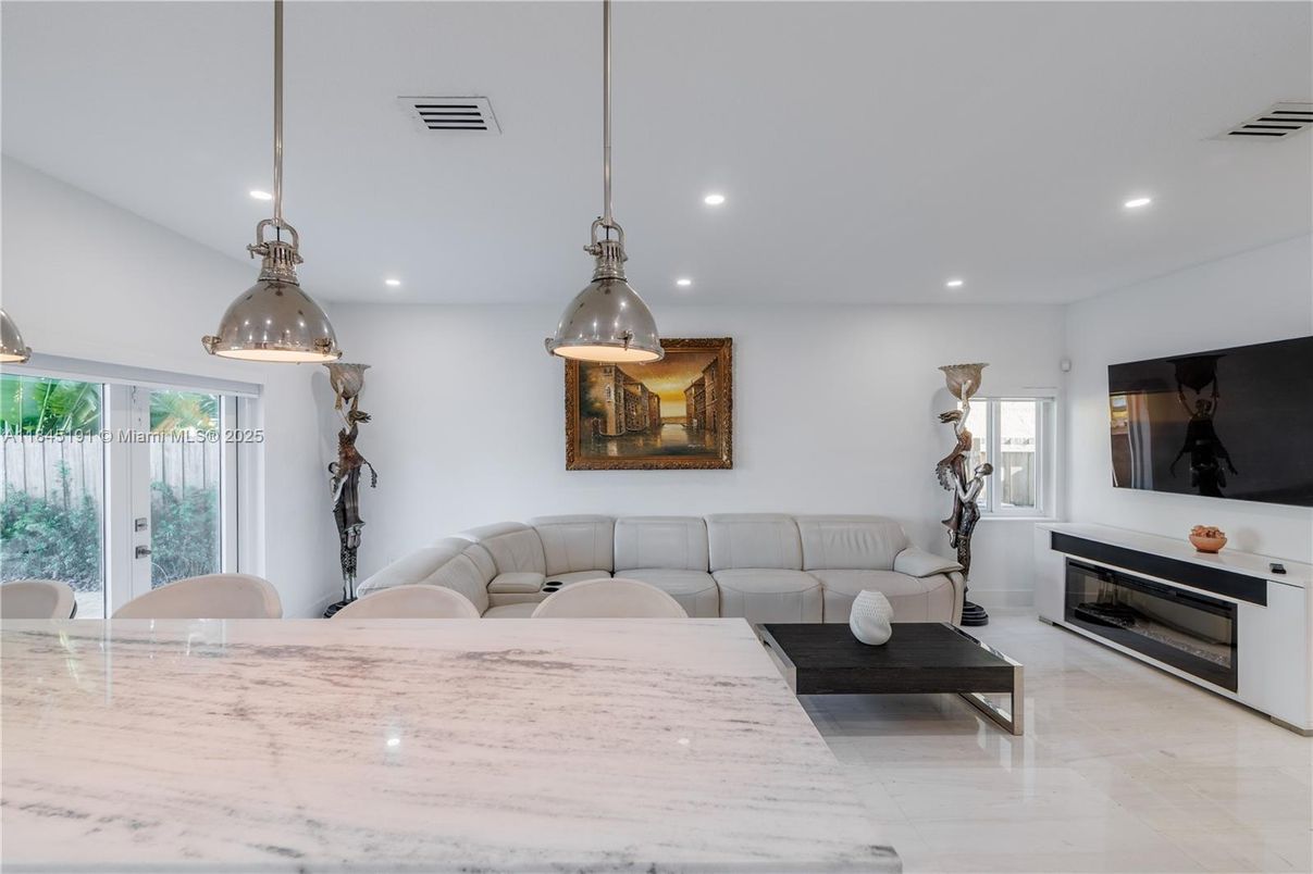 Fireplace, Interior, Living room, Pendant Lights, Recessed Lighting