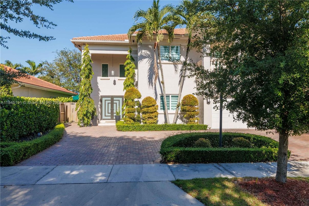 Exterior, Facade, Mediterranean