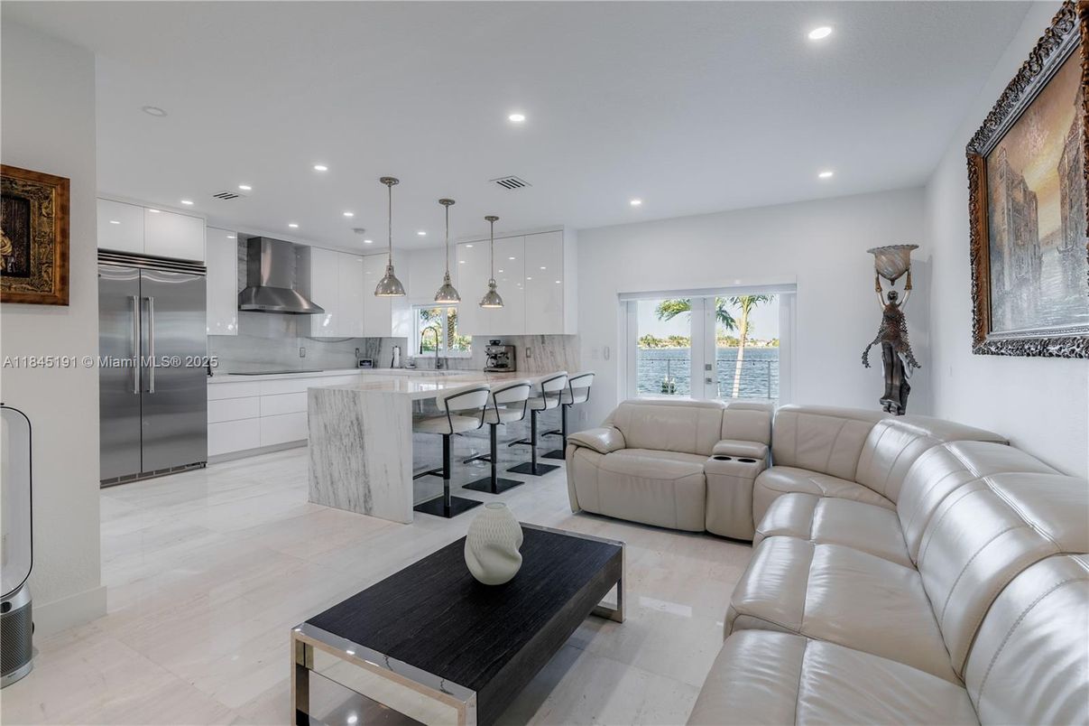 Interior, Kitchen, Living room, Pendant Lights, Recessed Lighting, Stainless Steel Appliances