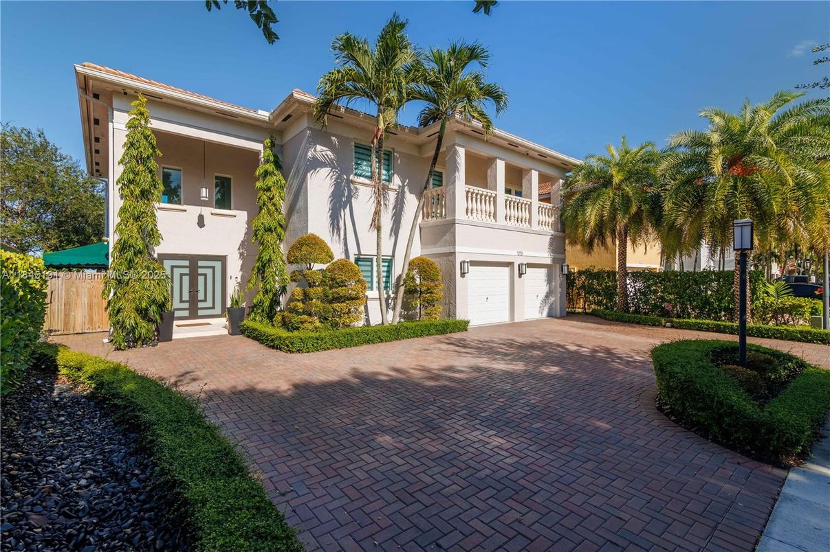 Attached, Exterior, Facade, Mediterranean