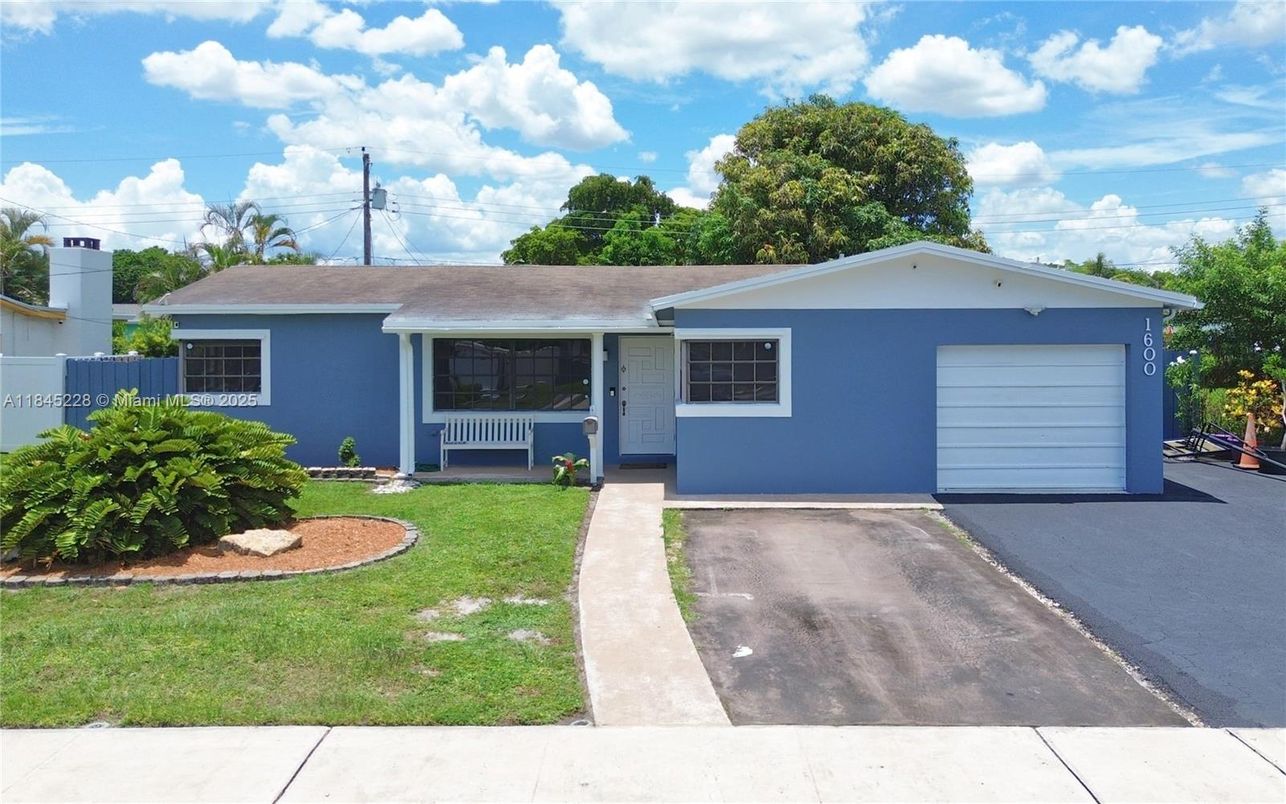 Attached, Exterior, Facade, Ranch