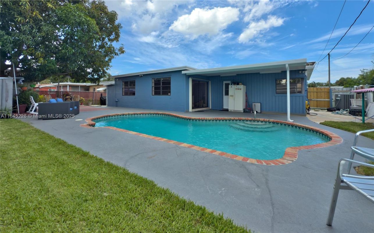 Exterior, Pool