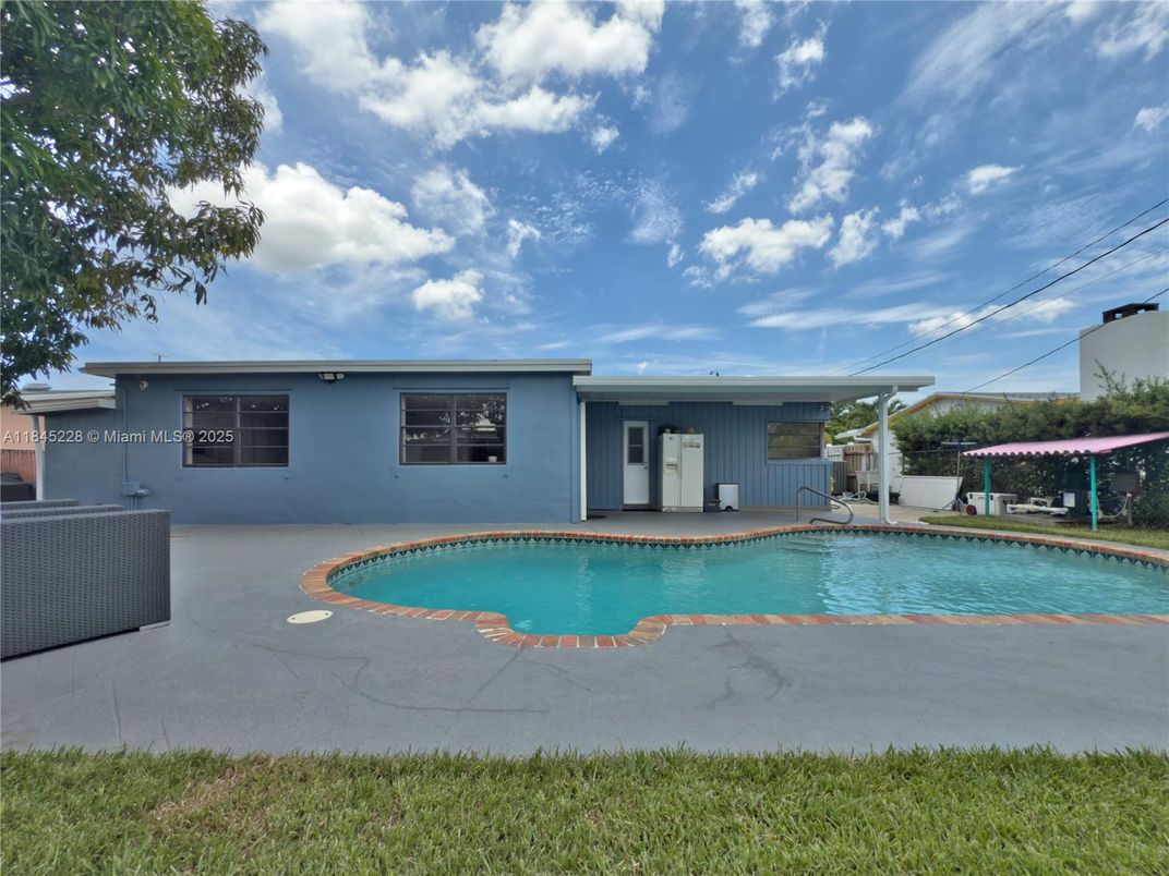 Exterior, Pool