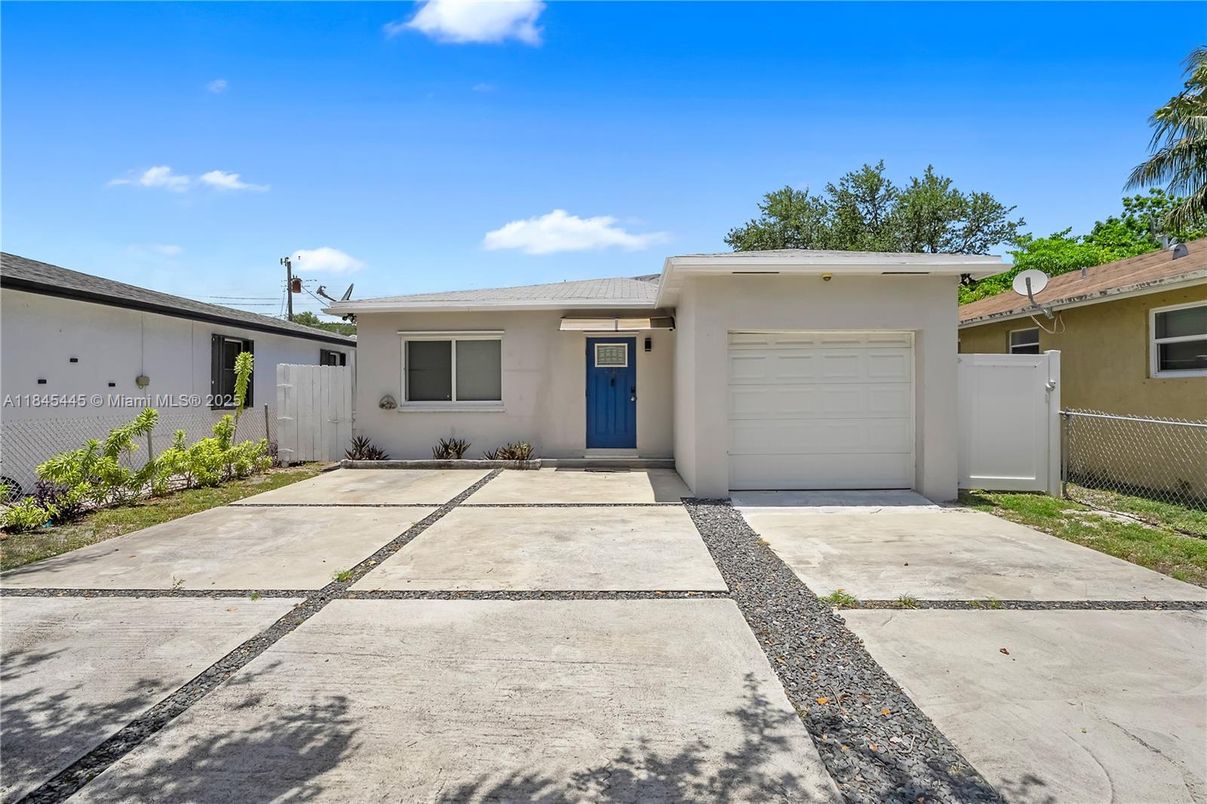 Attached, Exterior, Facade, Ranch