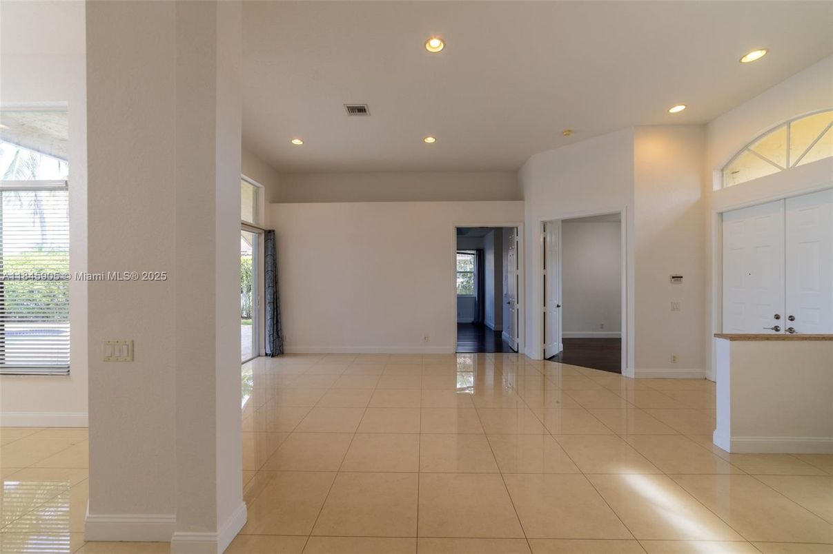 Empty room, Interior, Recessed Lighting