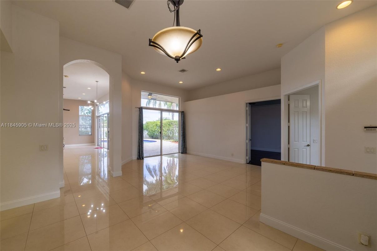 Empty room, Interior, Pendant Lights, Recessed Lighting