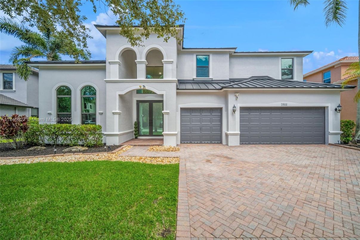 Attached, Exterior, Facade, Mediterranean