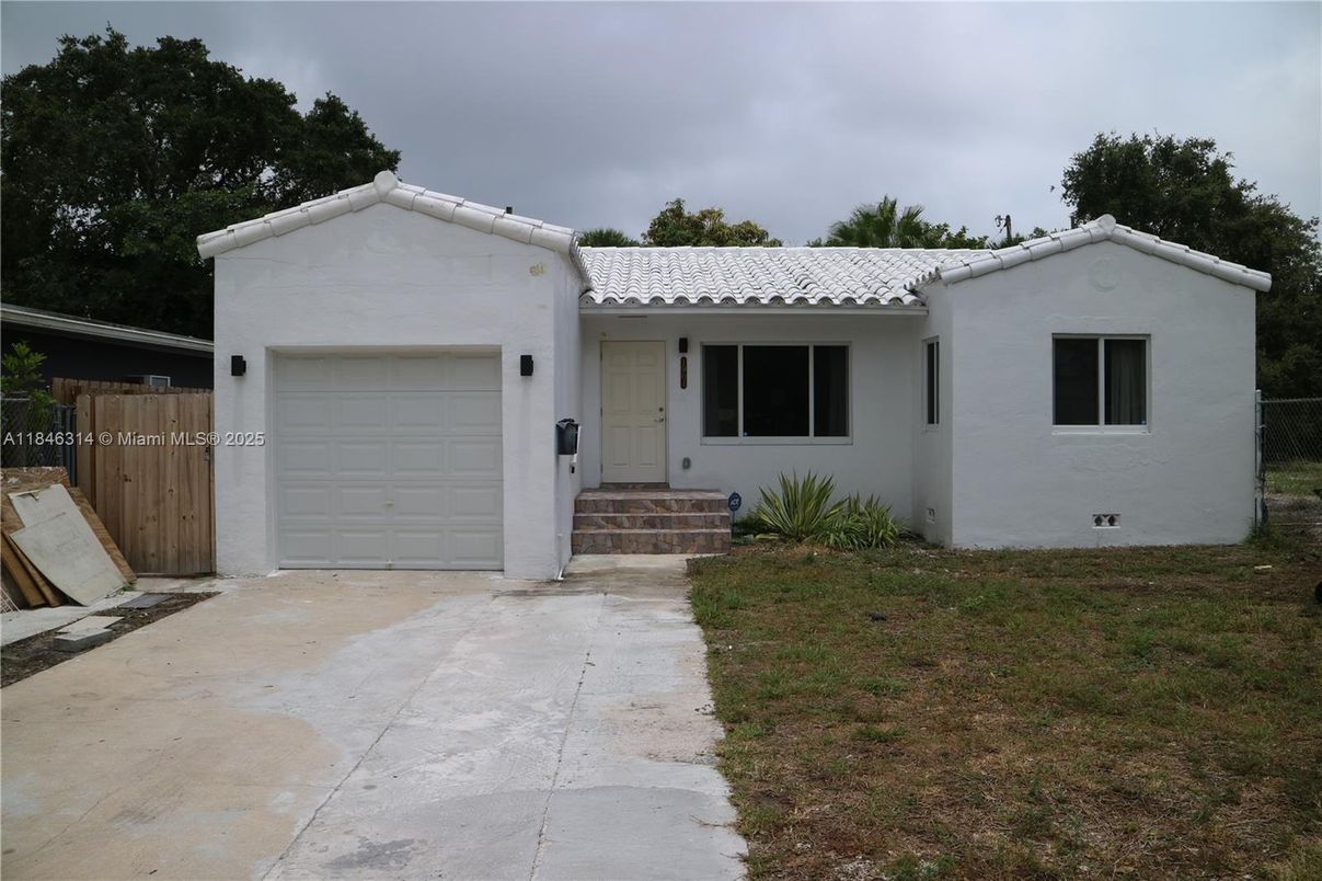 Attached, Exterior, Facade, Spanish Mediterranean