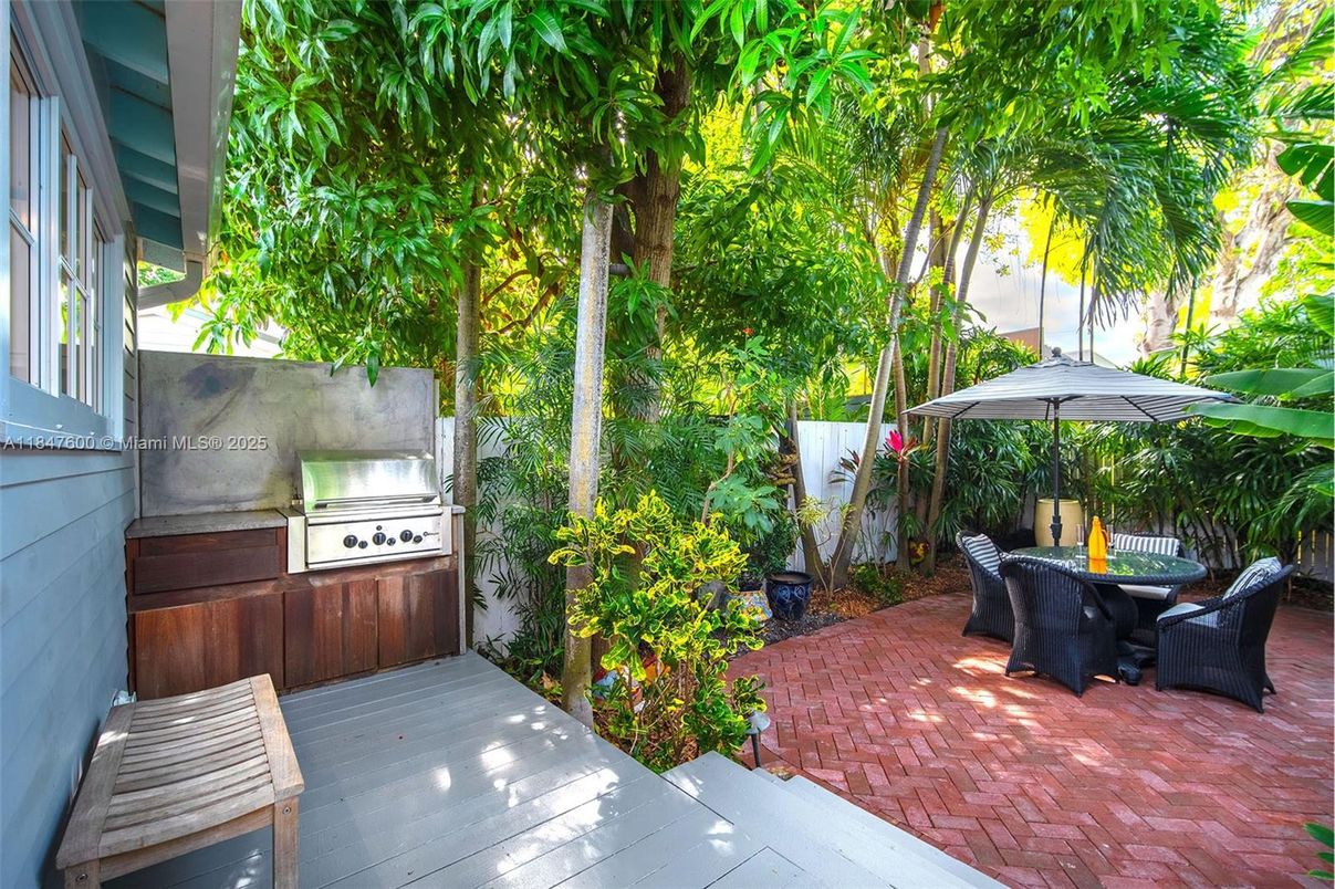 Exterior, Outdoor Kitchen