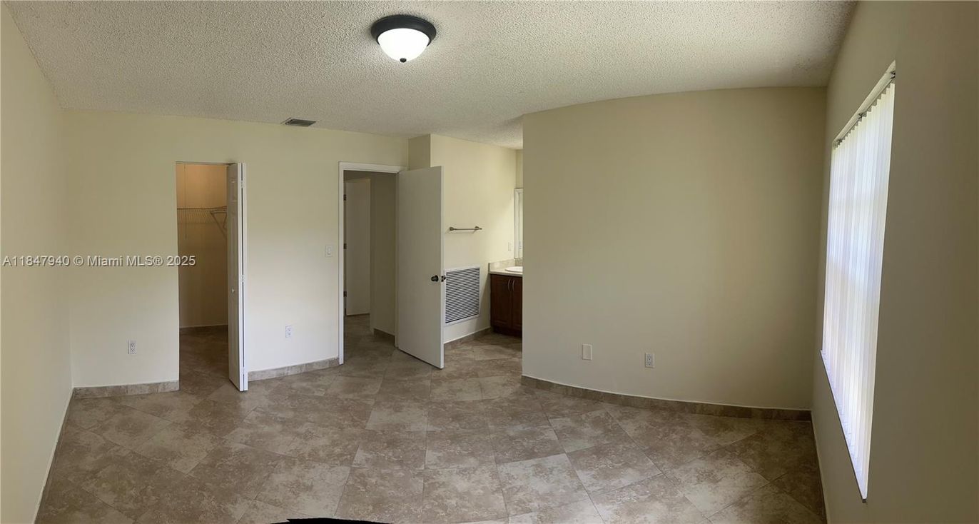 Empty room, Interior