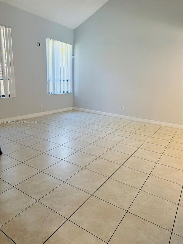 Empty room, Interior