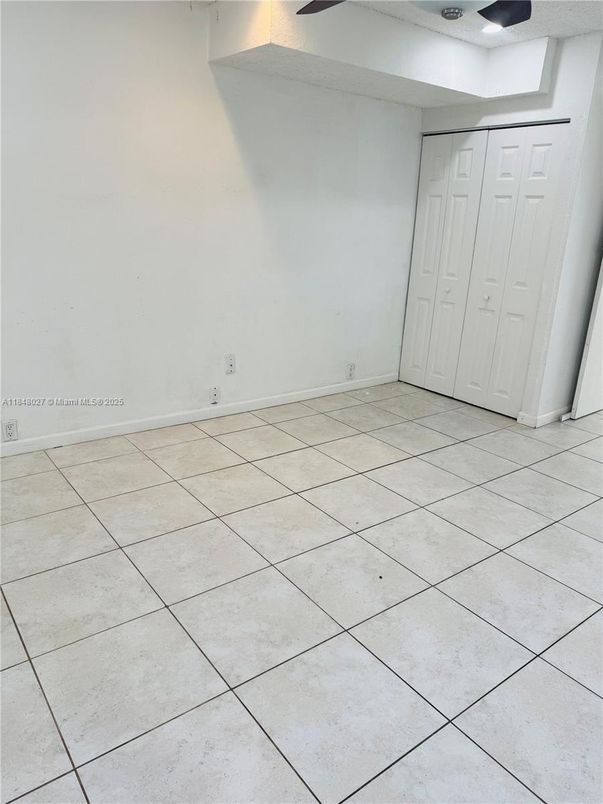 Empty room, Interior