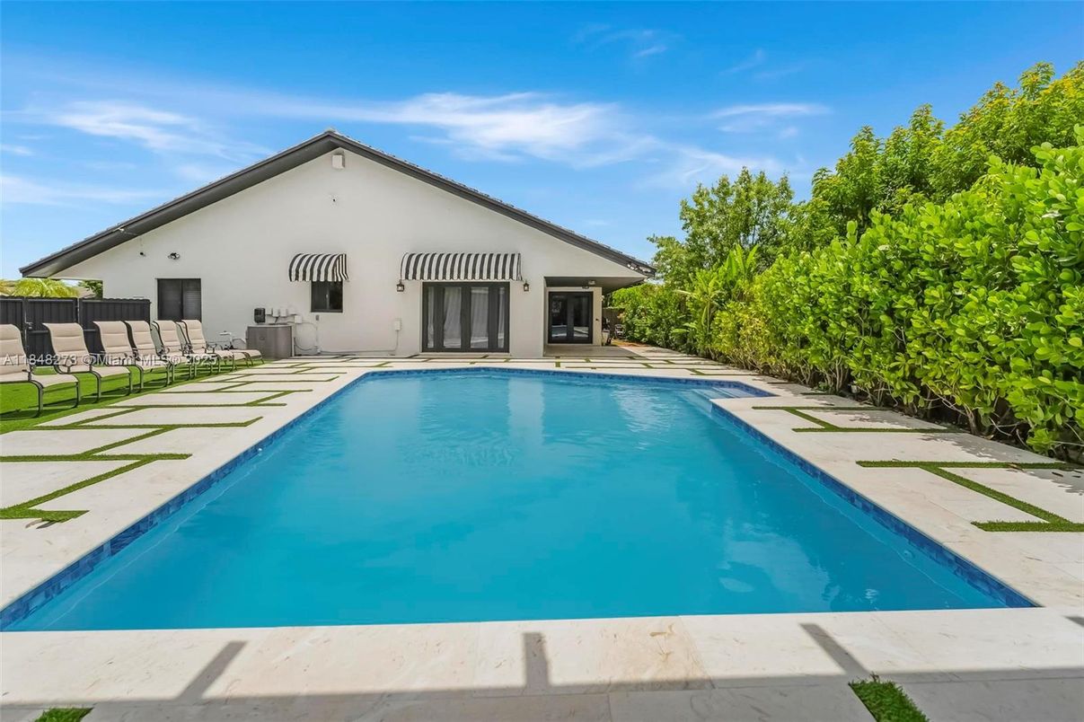 Exterior, Pool