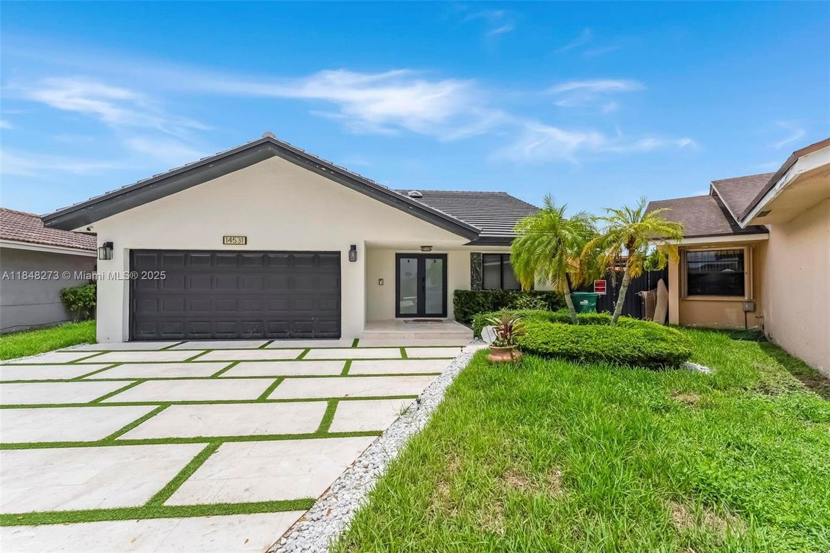 Attached, Exterior, Facade, Ranch