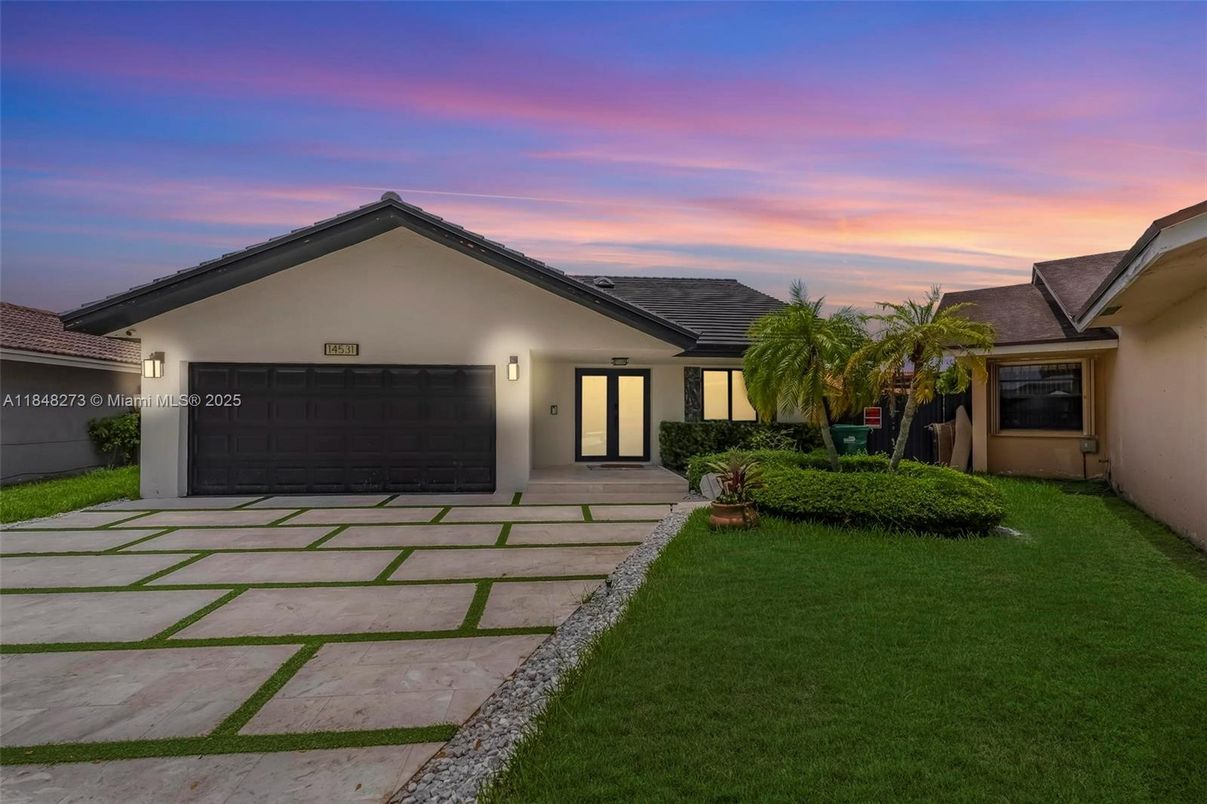 Attached, Exterior, Facade, Ranch