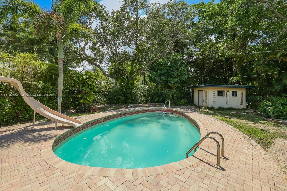 Exterior, Pool