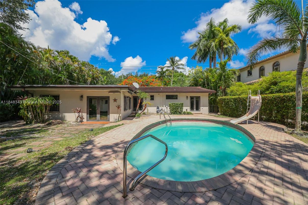 Exterior, Pool