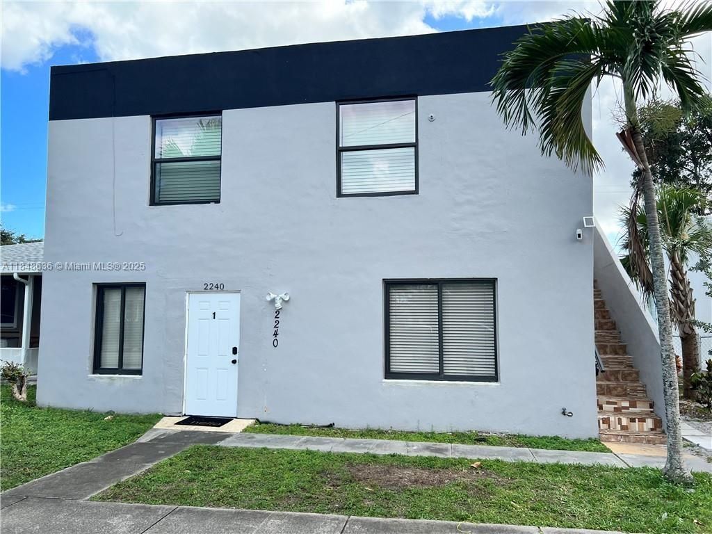 Exterior, Facade, Modern