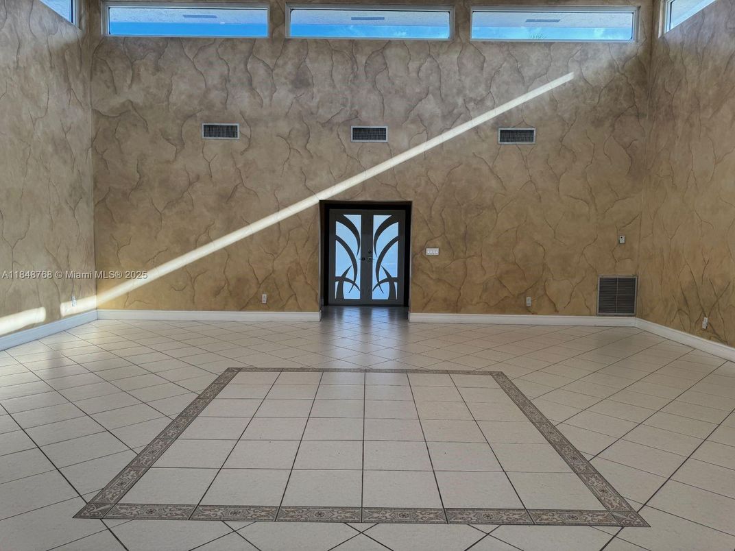 Empty room, Interior