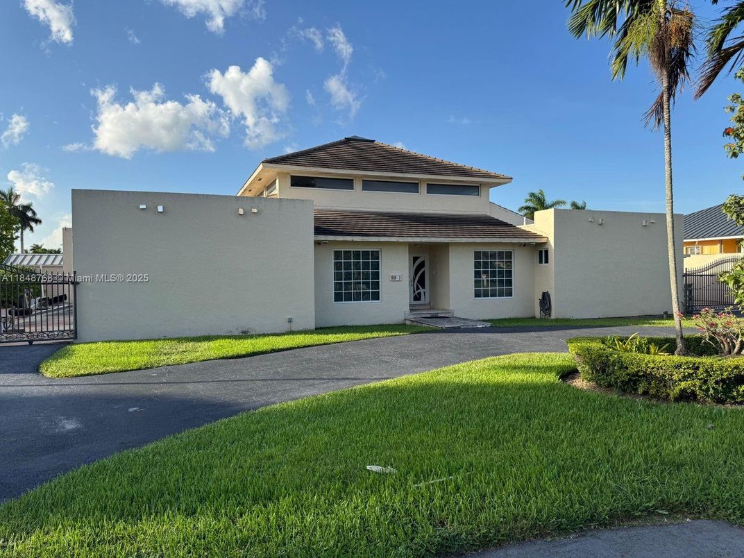 Exterior, Facade, Mediterranean