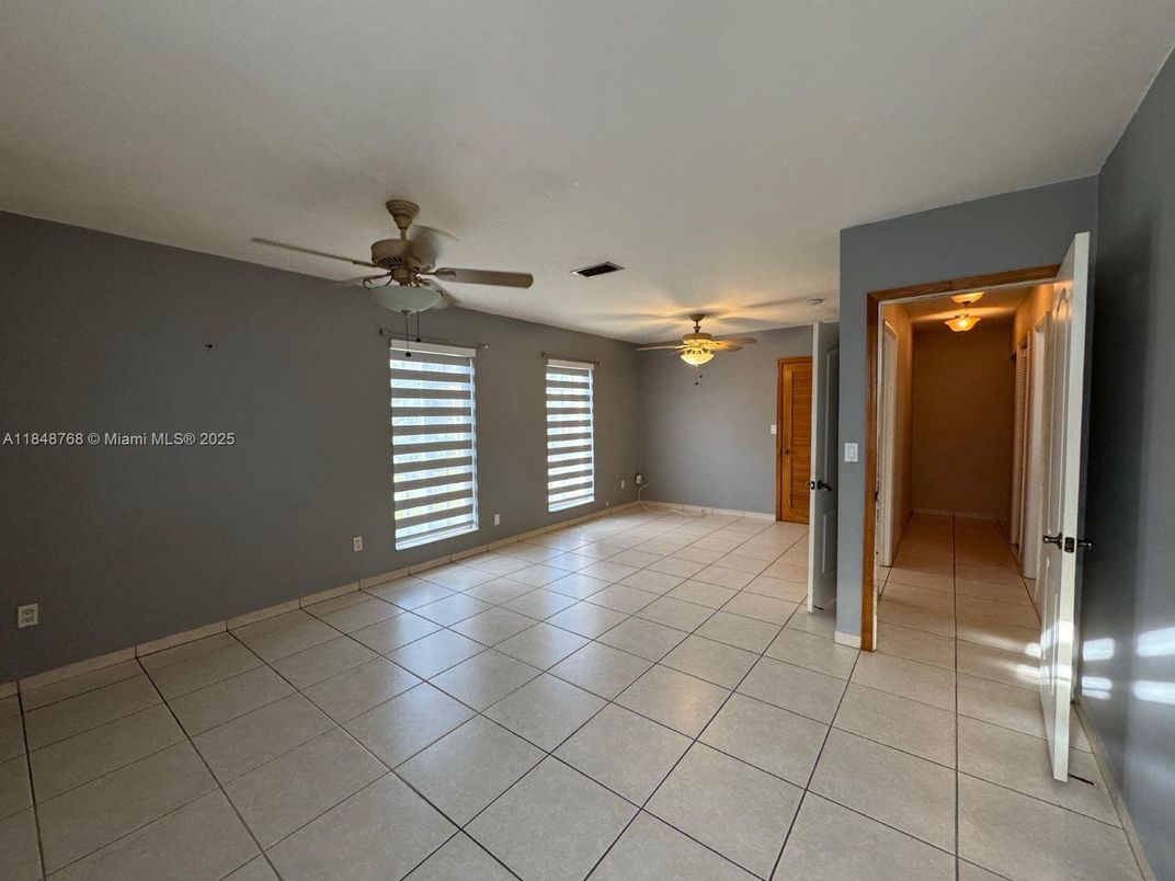 Empty room, Interior