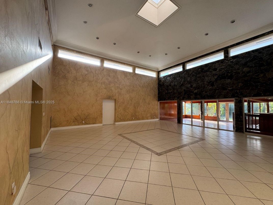 Empty room, Interior, Recessed Lighting