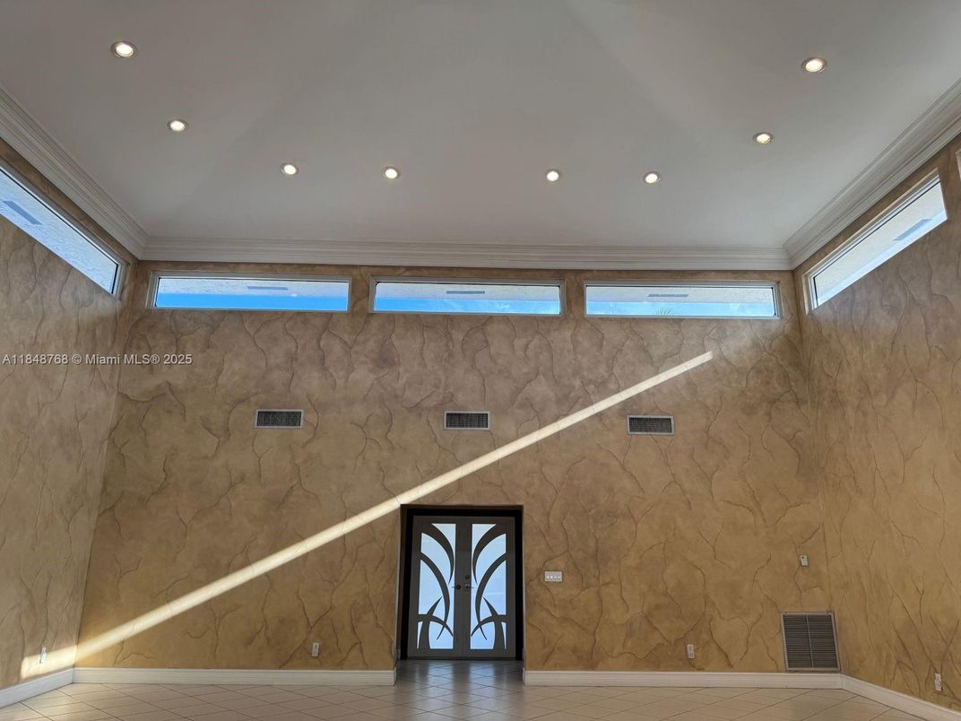 Empty room, Interior, Recessed Lighting