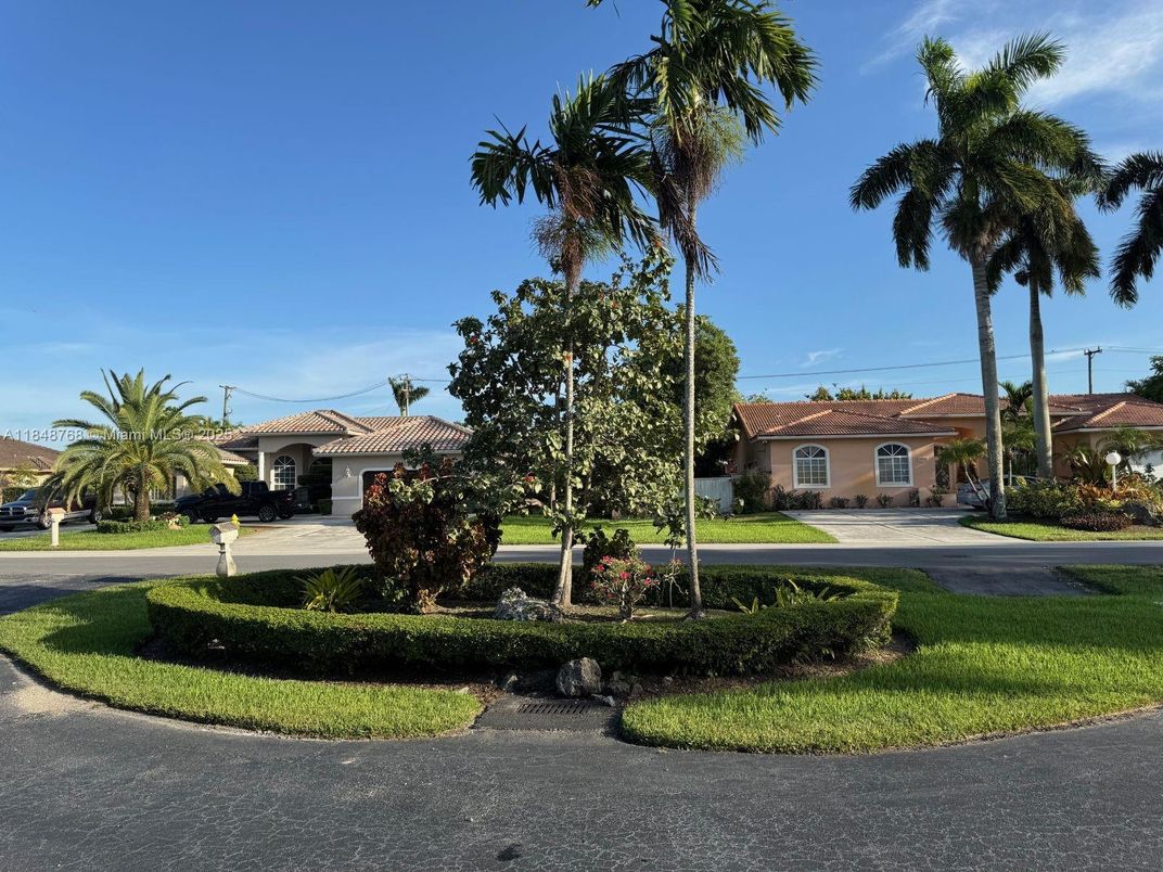 Attached, Exterior, Facade, Mediterranean