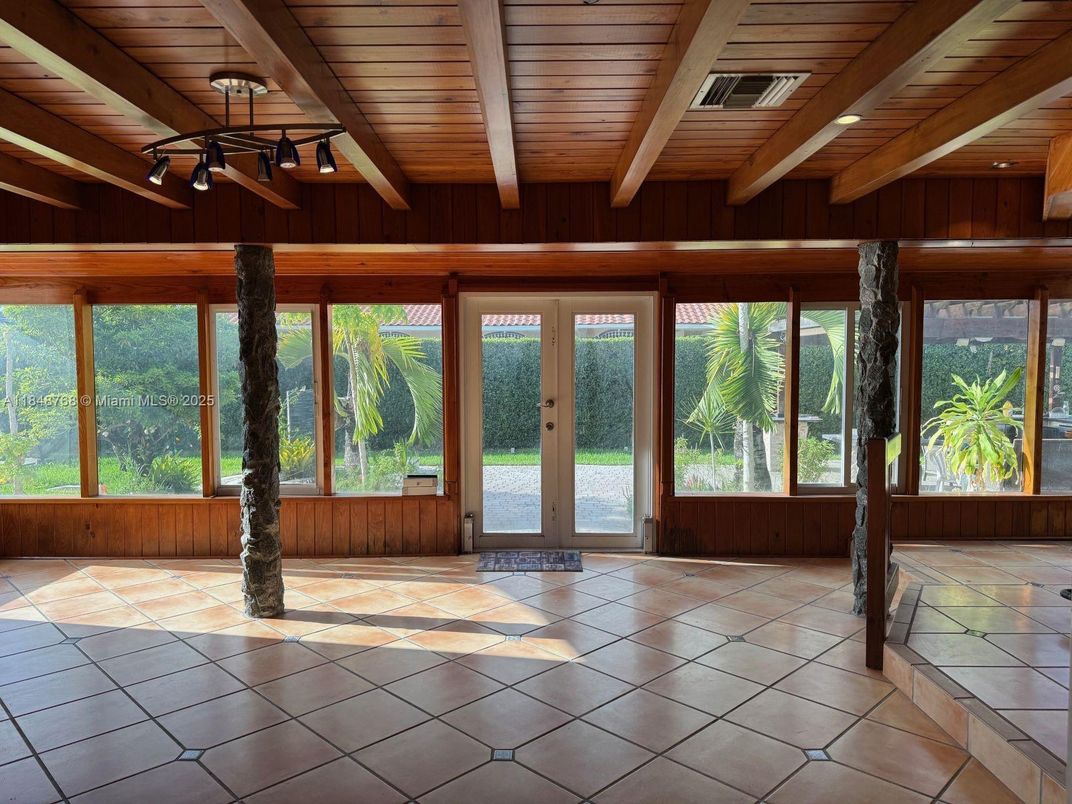 Empty room, Interior, Sun Room, Wooden Beams, Wooden Ceilings