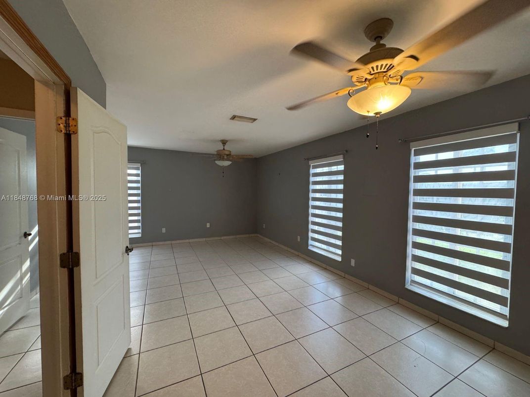 Empty room, Interior