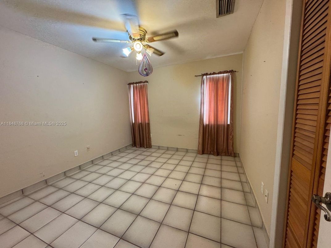 Empty room, Interior