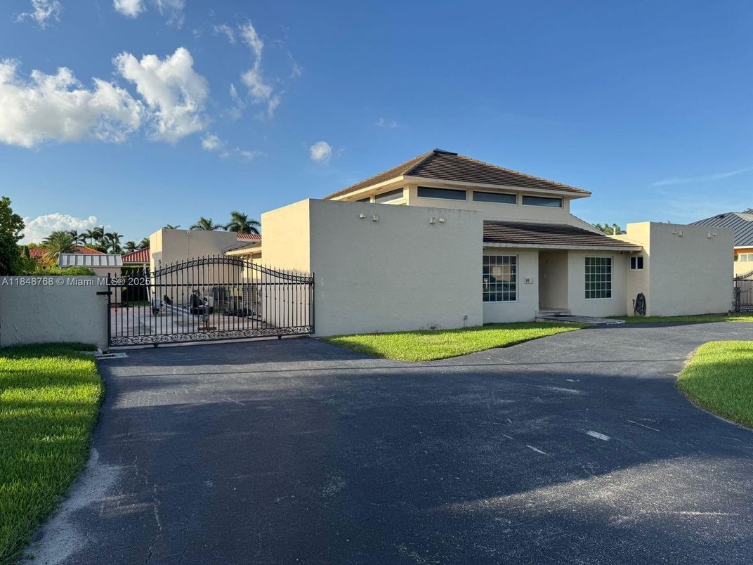 Exterior, Facade, Mediterranean