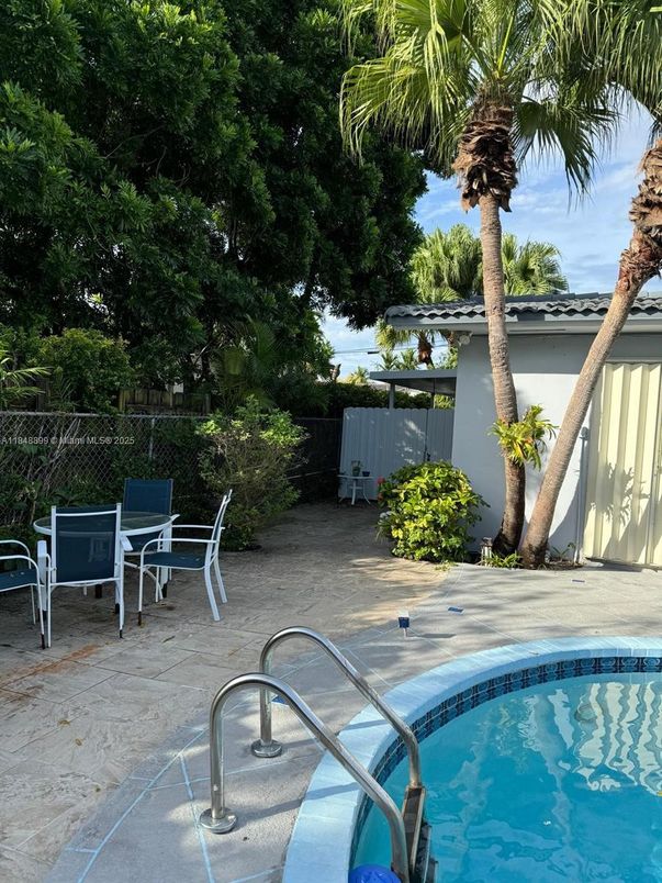 Exterior, Pool