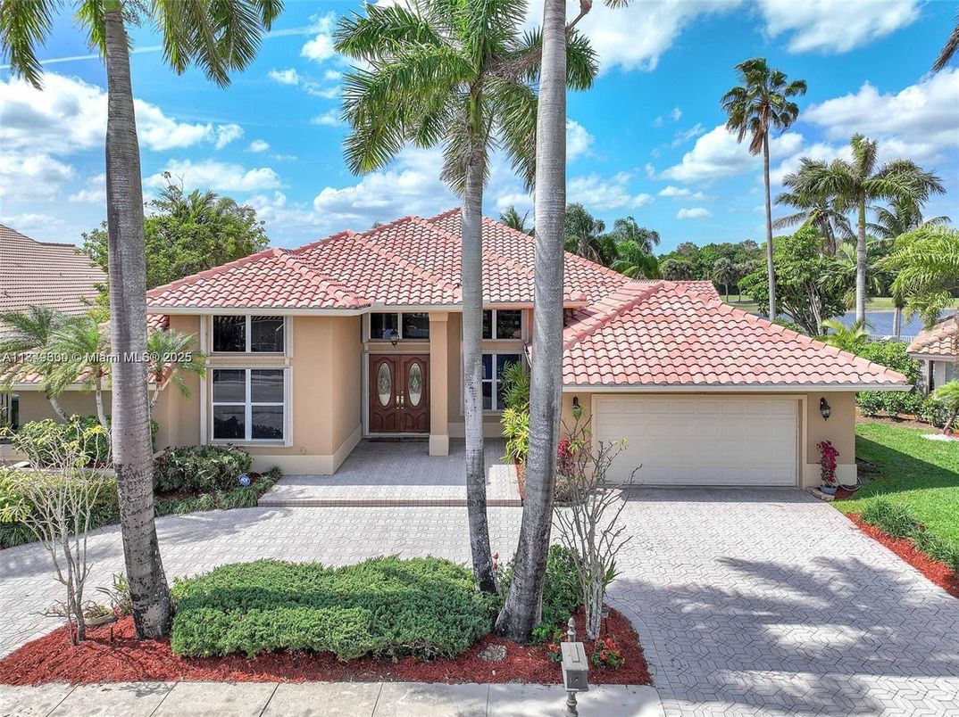 Attached, Exterior, Facade, Mediterranean