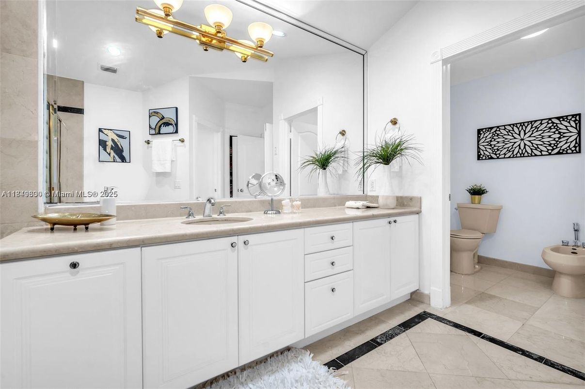 Bathroom, Dual Sink Vanities, Interior, Recessed Lighting