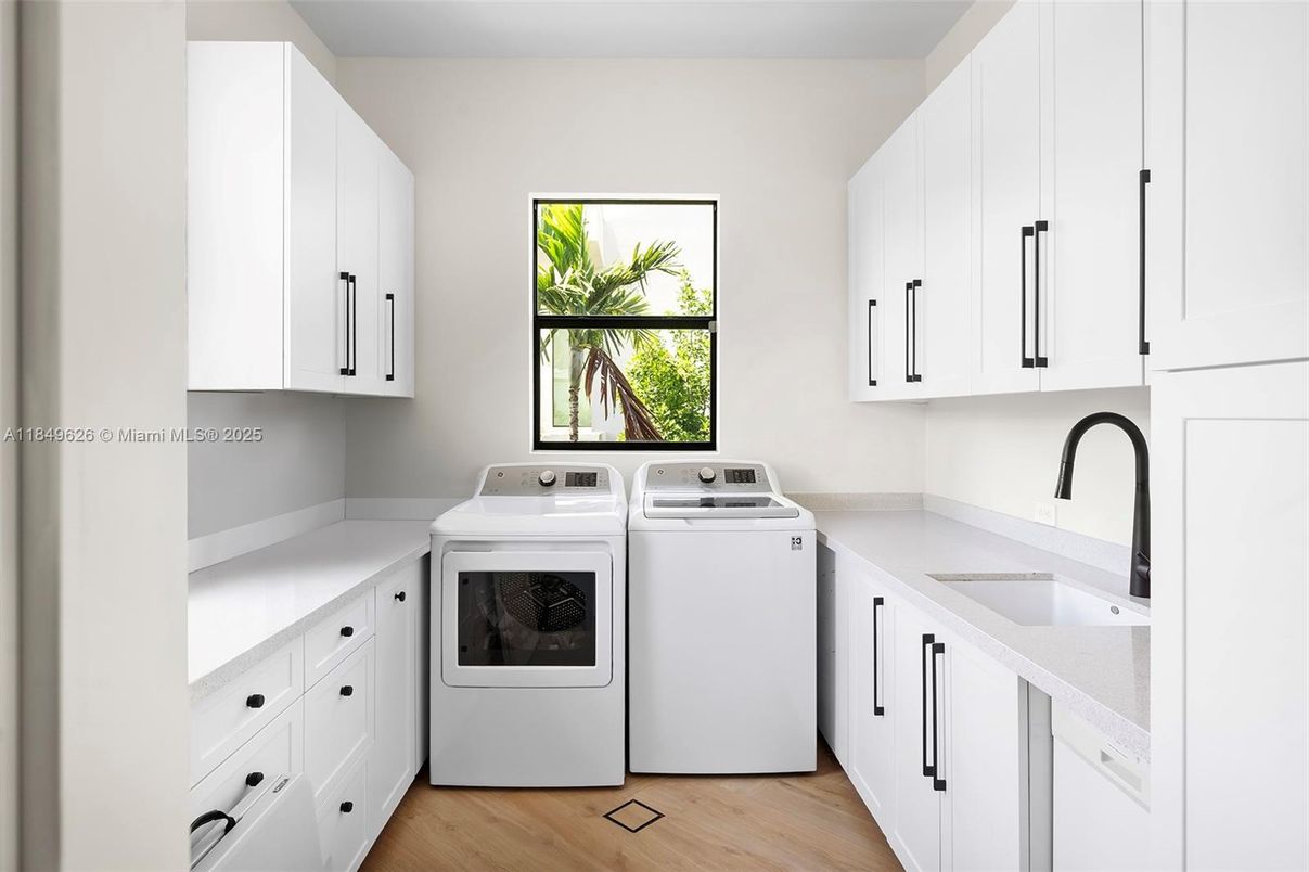 Interior, Washer, Wood Texture Flooring