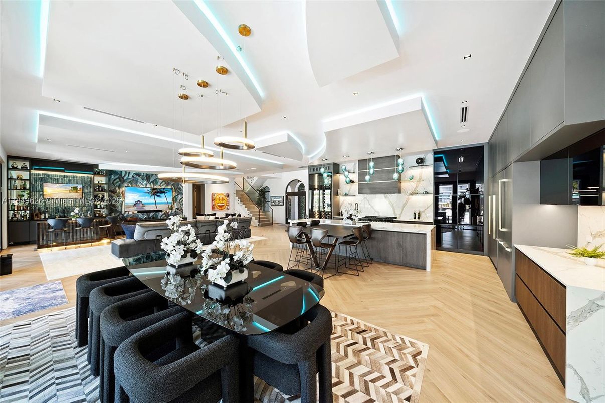 Dining room, Interior, Living room, Pendant Lights, Recessed Lighting, Wood Texture Flooring