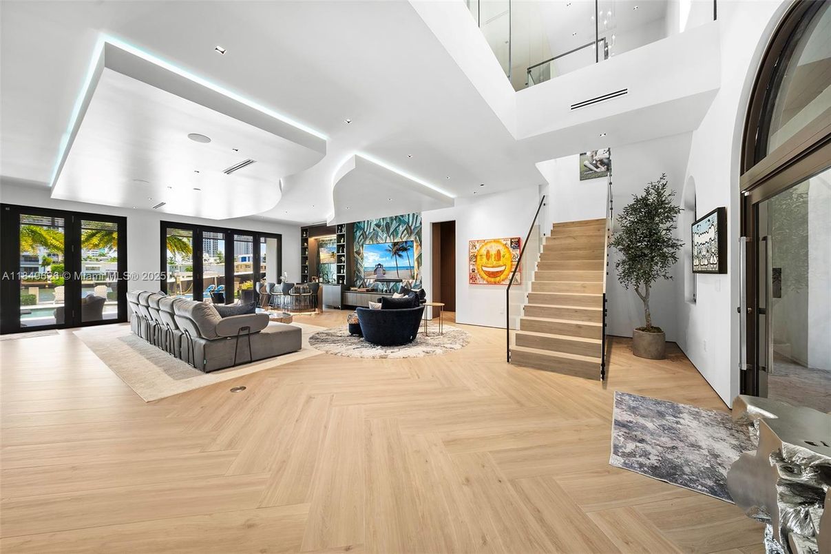 Interior, Living room, Recessed Lighting, Wood Texture Flooring