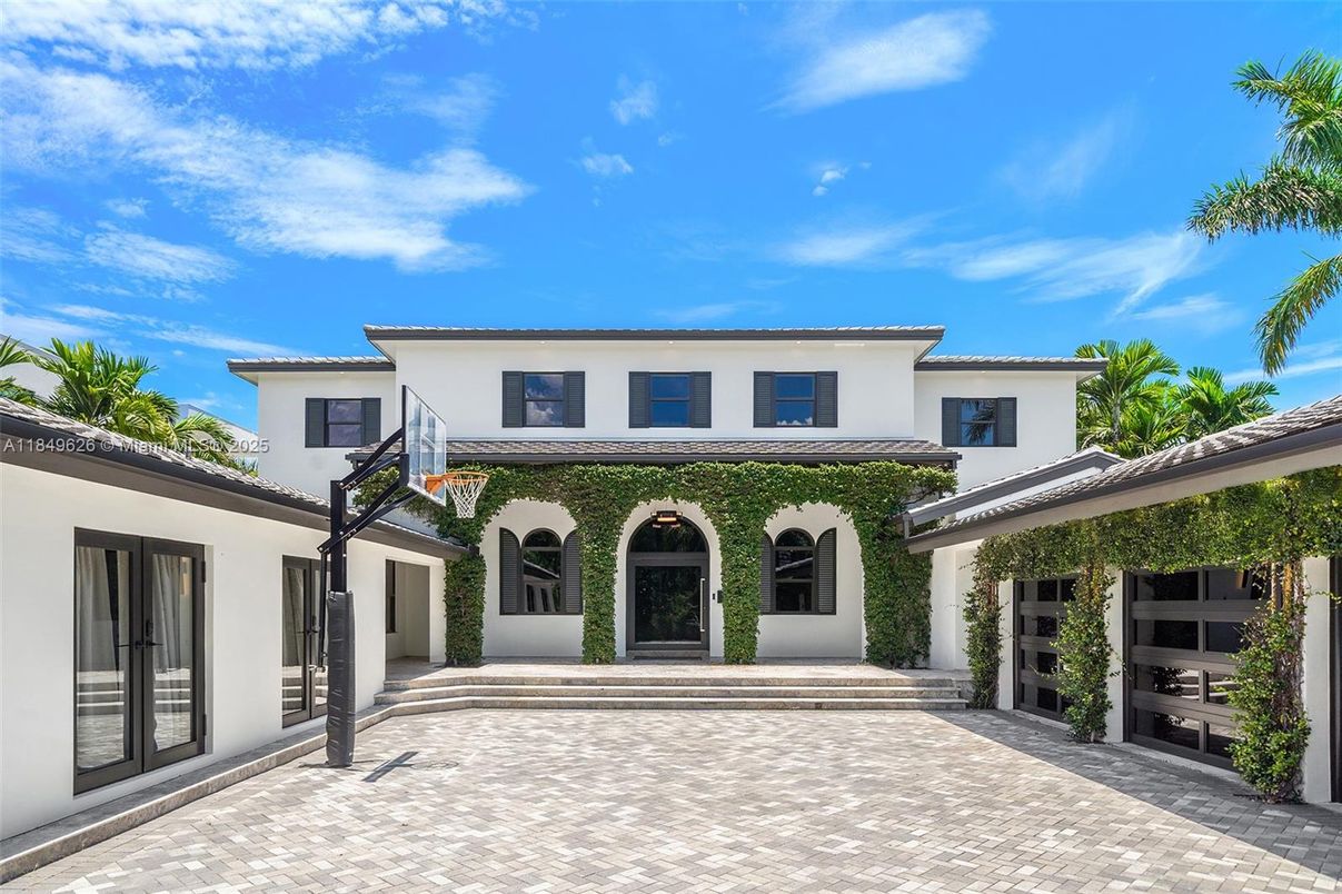 Exterior, Facade, Mediterranean