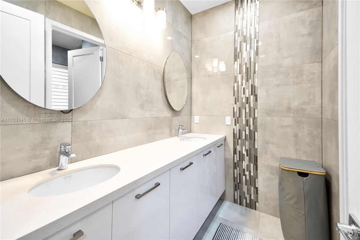 Bathroom, Dual Sink Vanities, Interior