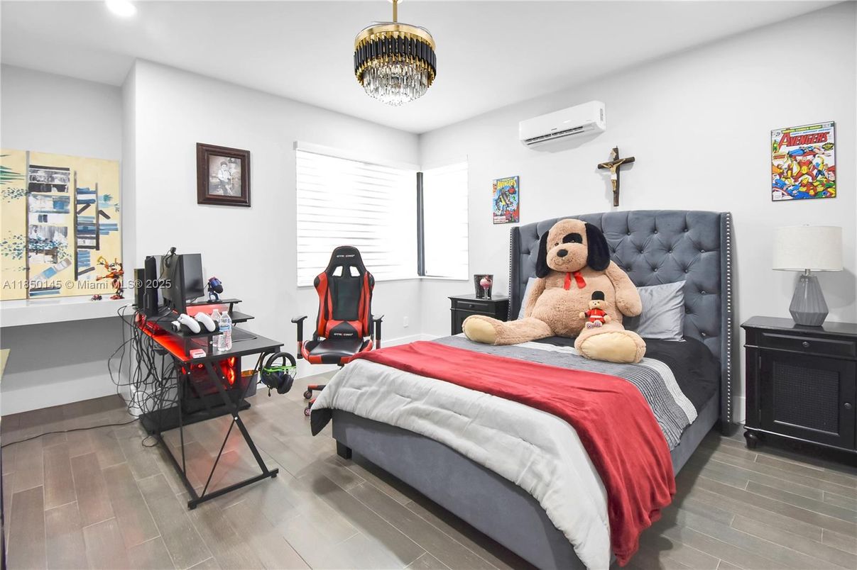 Bedroom, Interior, Pendant Lights, Recessed Lighting, Wood Texture Flooring