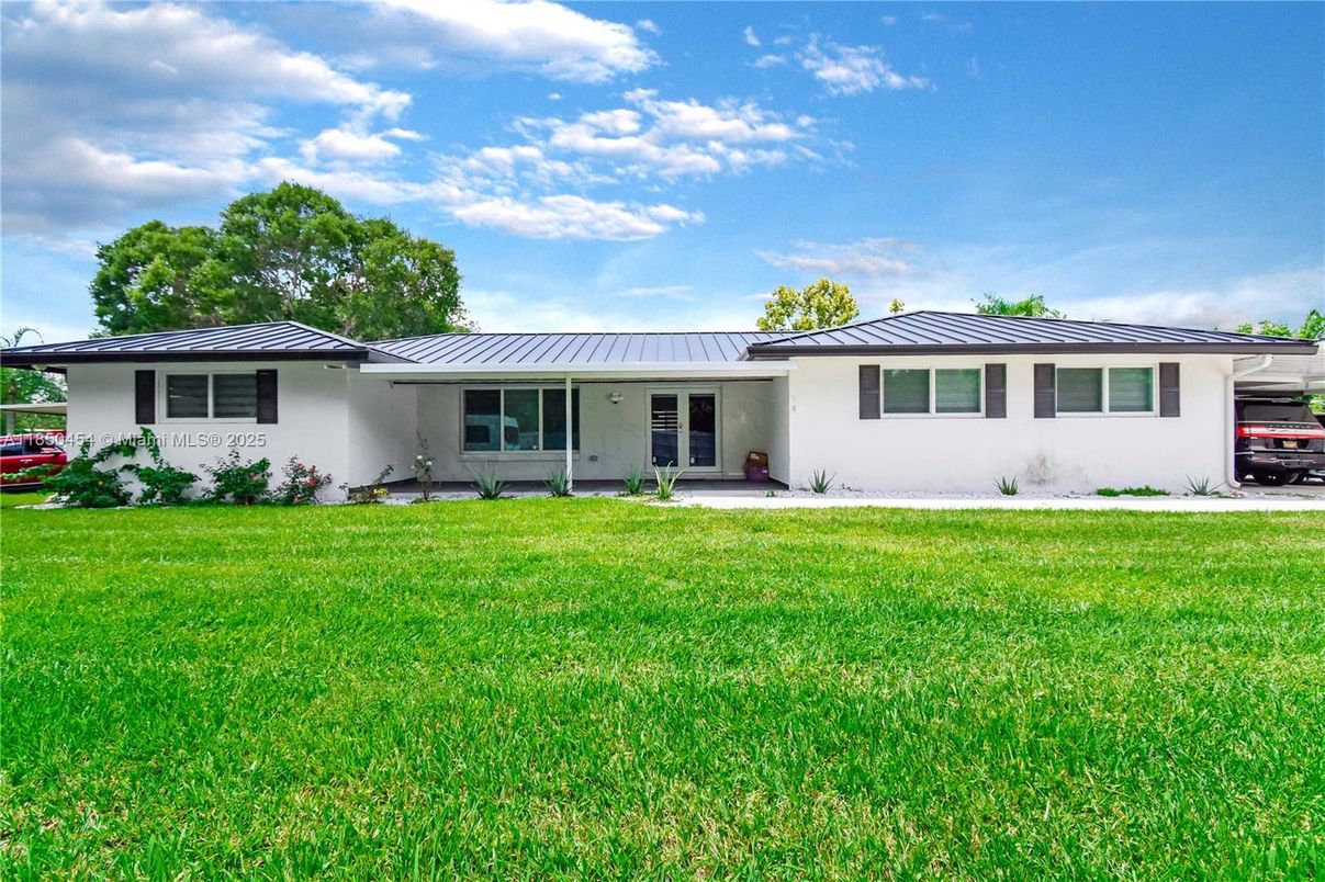 Backyard, Exterior, Facade, Ranch