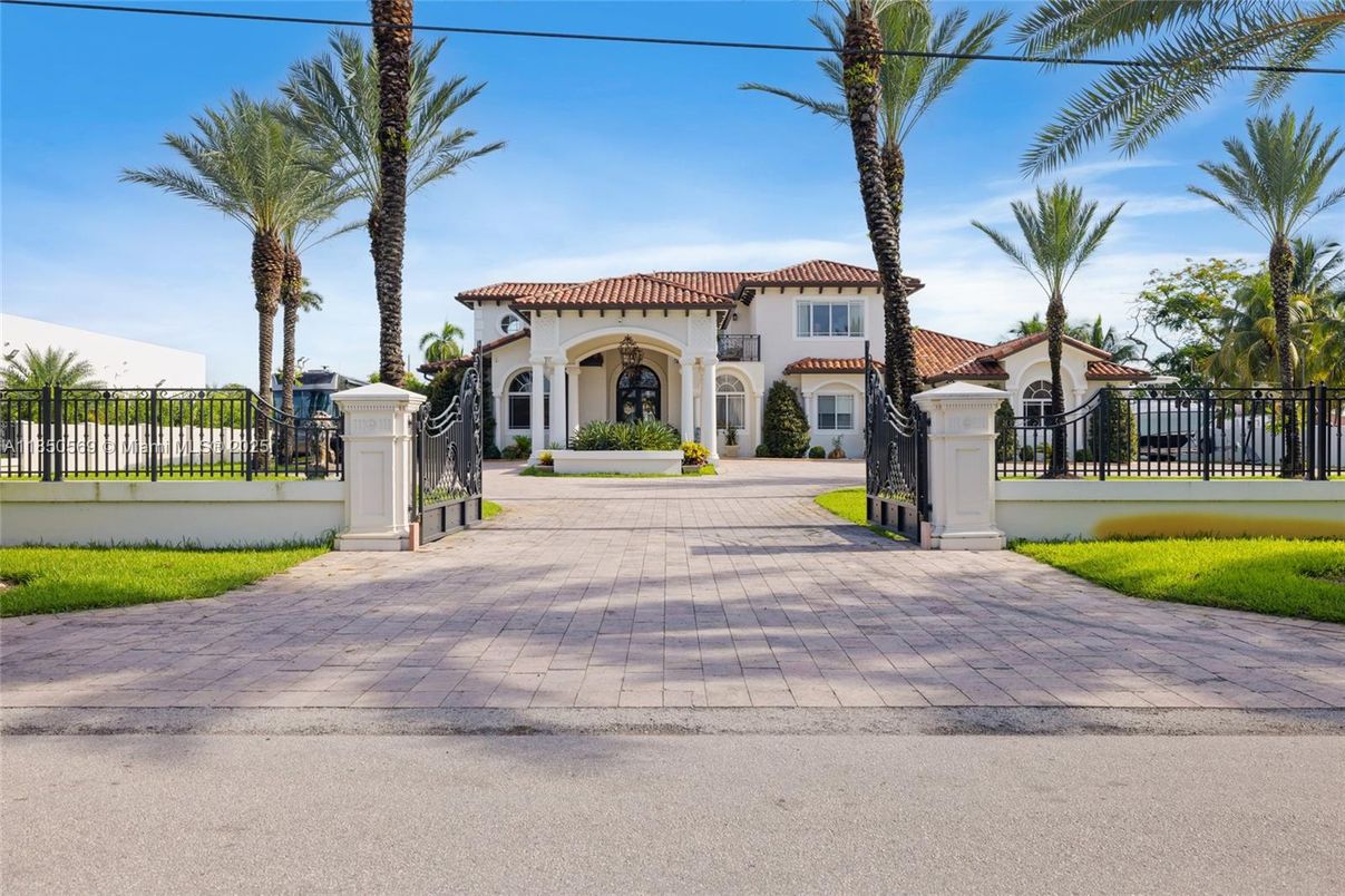 Exterior, Facade, Spanish Mediterranean