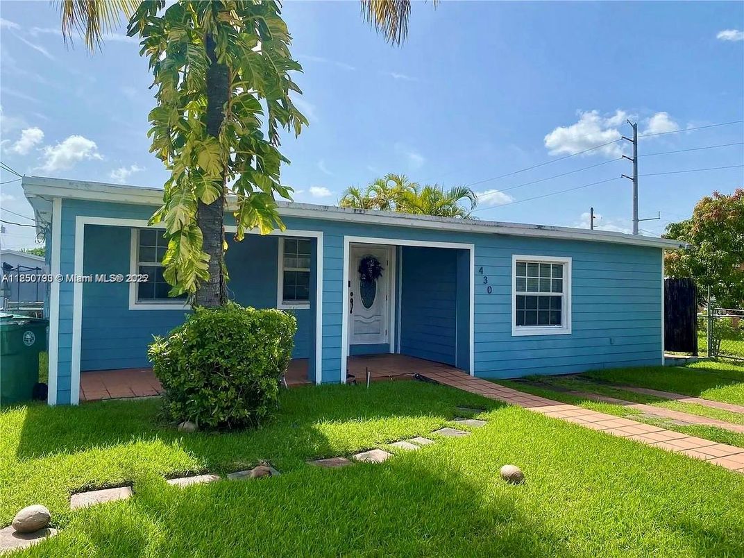 Backyard, Exterior, Facade, Ranch