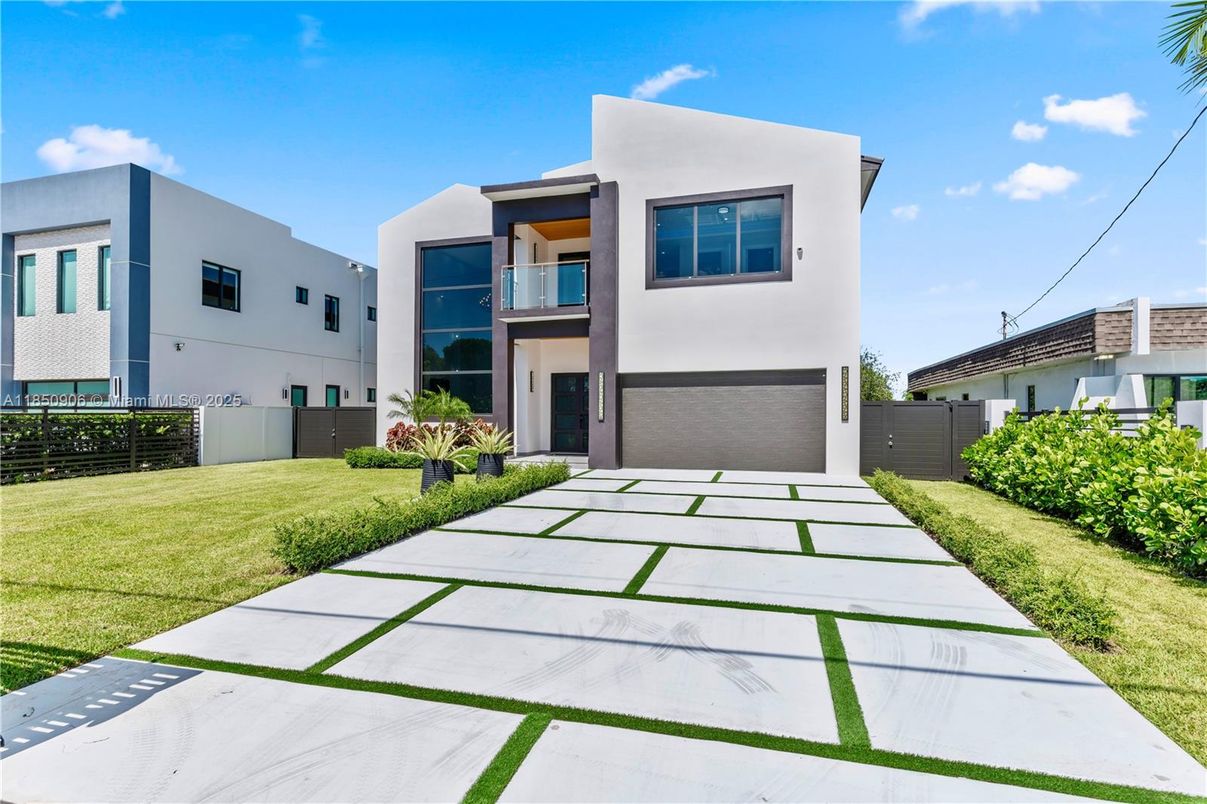 Attached, Backyard, Exterior, Facade, Modern