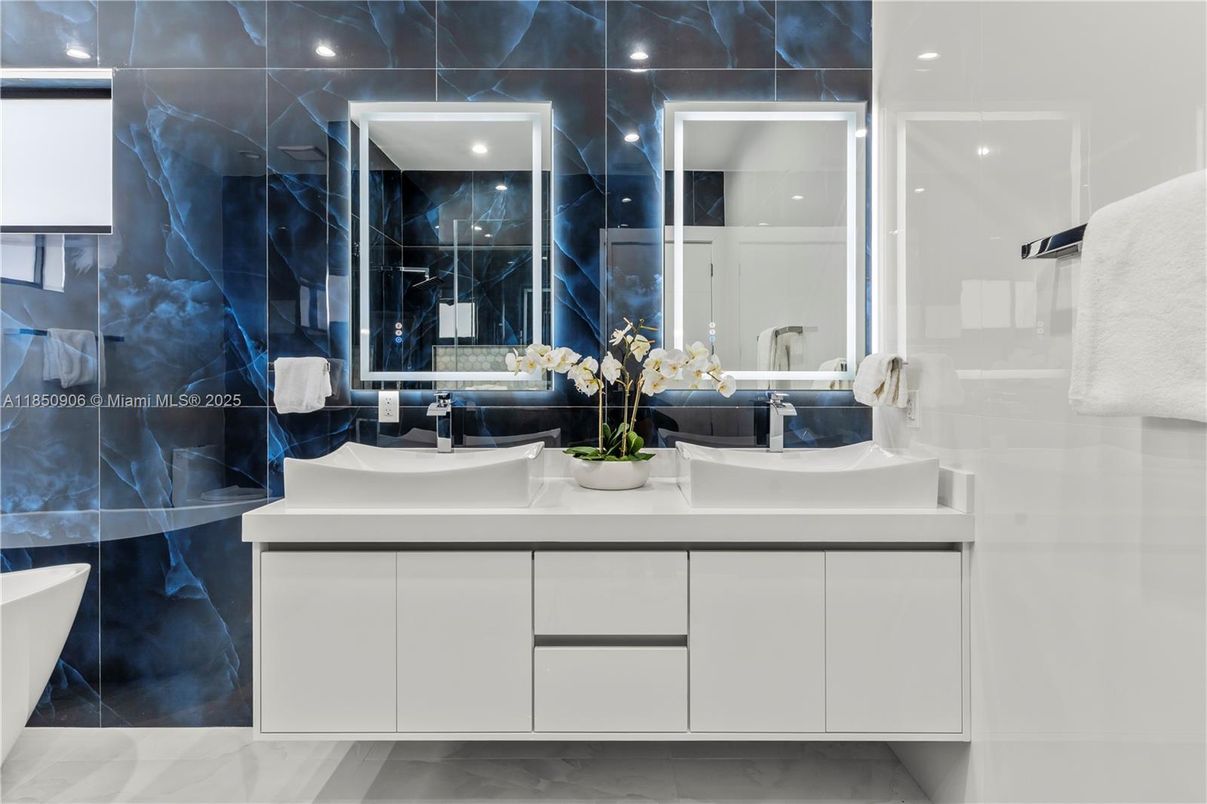 Bathroom, Dual Sink Vanities, Interior, Recessed Lighting