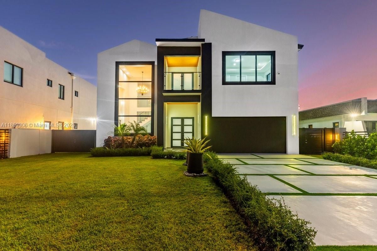 Backyard, Exterior, Facade, Modern